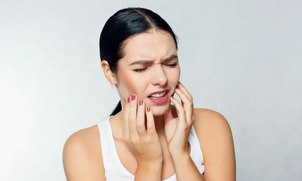 woman experiencing tooth pain in lebanon tn